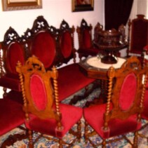 VENDO 7 SILLAS, 1 TRESILLO, 1 MESA Y 2 SILLONES DE BRAZOS